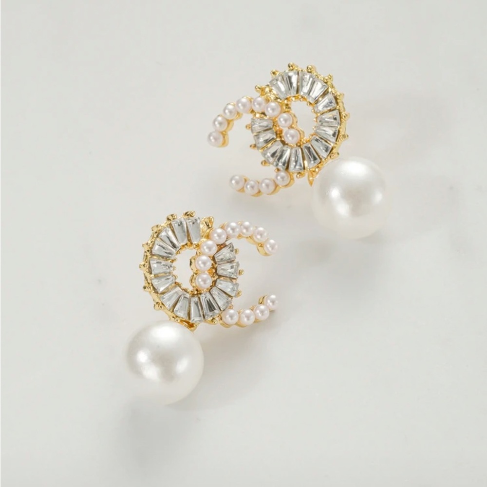 Gold Pearl and Crystal Spiral C Stud Earrings / Stunning Earrings